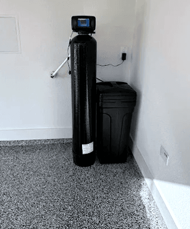 Single-tank water softener with carbon filtration installed in a Lakewood Ranch garage